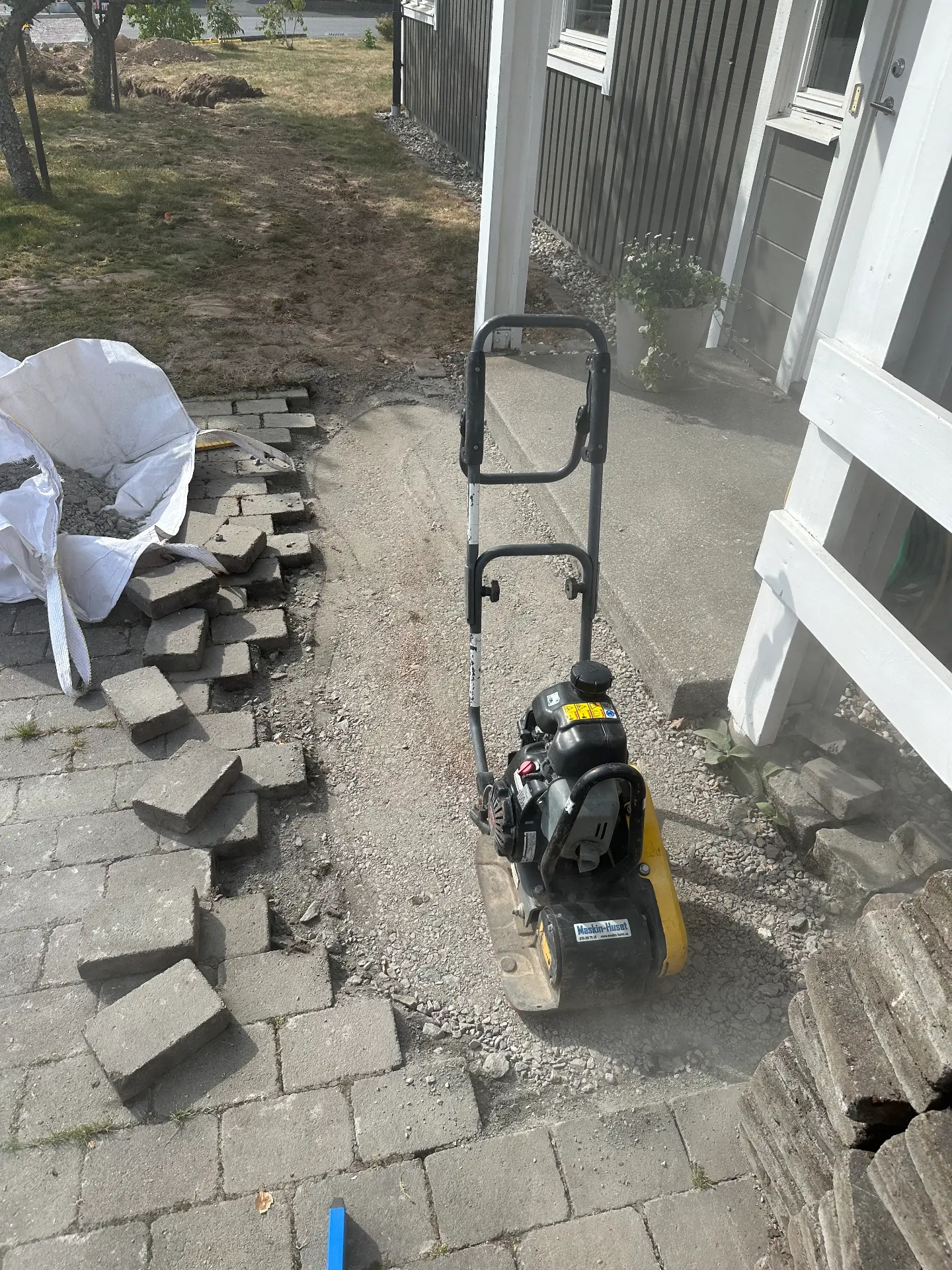 Plattgång under pågående markarbete med markvibrator