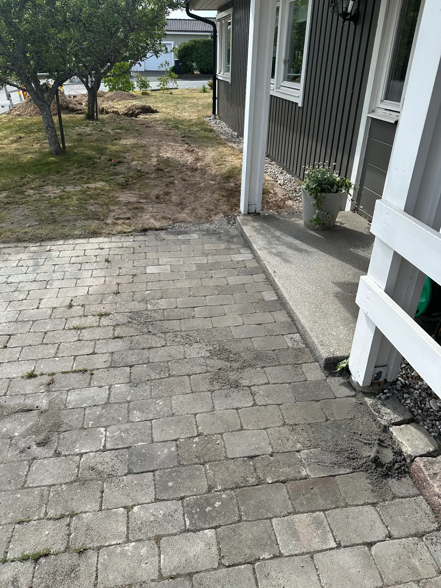 Återlagd stenbeläggning vid husentré